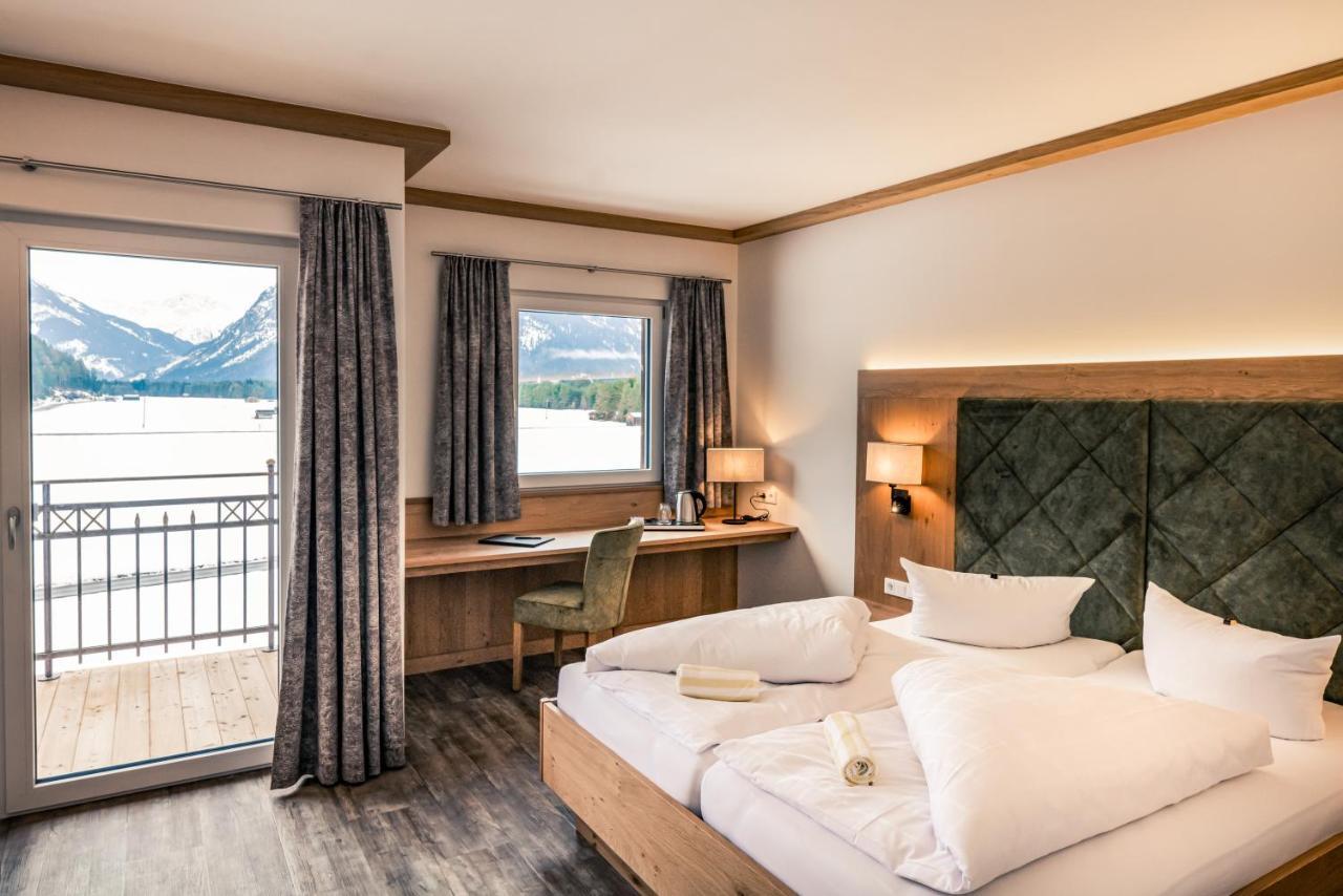 Hotel Foehrenhof Stanzach Eksteriør bilde