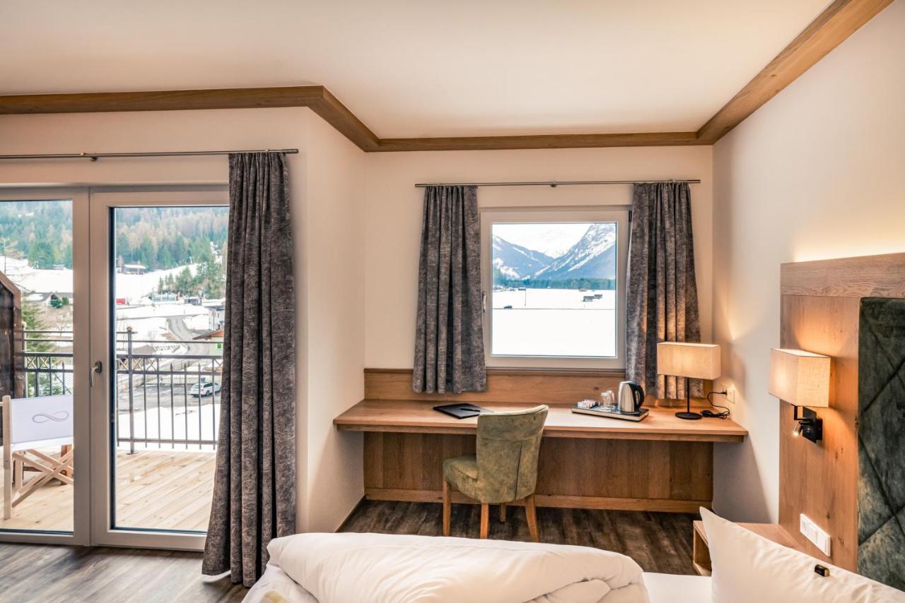 Hotel Foehrenhof Stanzach Eksteriør bilde