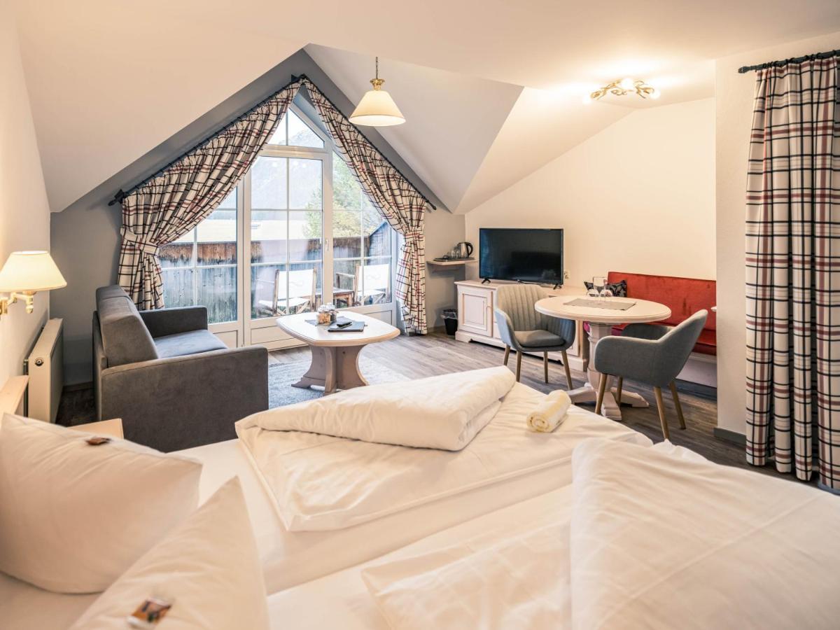 Hotel Foehrenhof Stanzach Eksteriør bilde